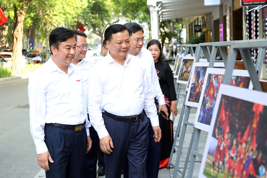 Bí thư Thành ủy Đinh Tiến Dũng thăm, chúc mừng Báo Hànộimới nhân Ngày Báo chí cách mạng Việt Nam