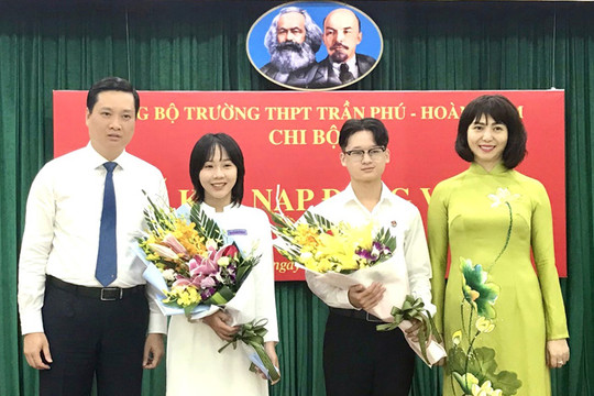 Hai học sinh ưu tú Trường THPT Trần Phú vinh dự được đứng trong hàng ngũ của Đảng