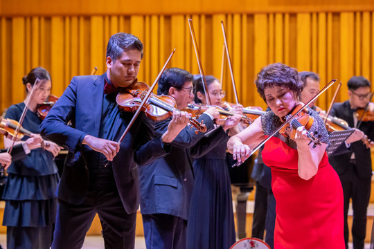 Nghệ sĩ violin Aiman Mussakhajaeva có màn biểu diễn ấn tượng tại Việt Nam