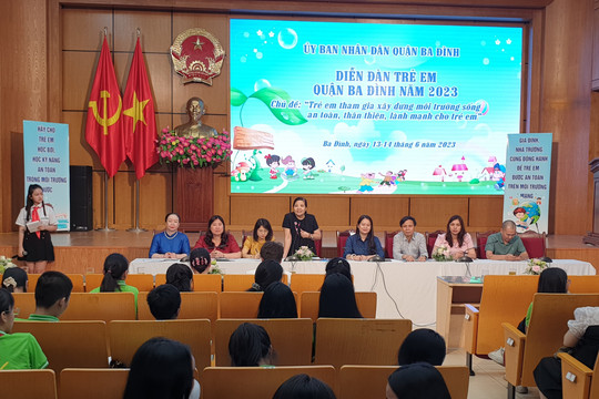 Lãnh đạo và trẻ em quận Ba Đình cùng trao đổi về vi phạm trên không gian mạng