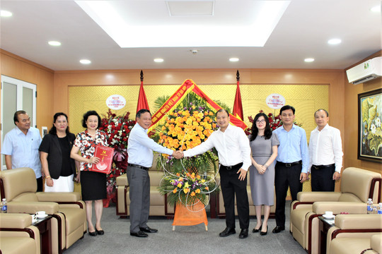 Phó Bí thư Thành ủy Nguyễn Văn Phong chúc mừng các cơ quan báo chí