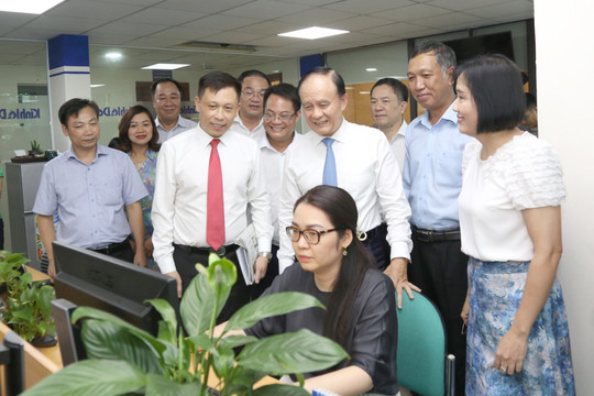Chủ tịch HĐND thành phố Nguyễn Ngọc Tuấn thăm, chúc mừng các cơ quan báo chí