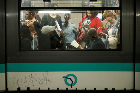Tuyến tàu điện đô thị Paris tắc nghẽn, hàng trăm hành khách mắc kẹt dưới lòng đất