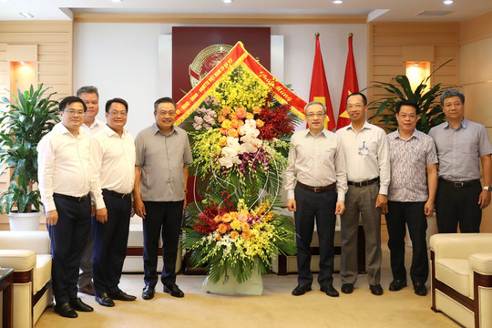 Chủ tịch UBND thành phố Trần Sỹ Thanh thăm, chúc mừng các cơ quan báo chí