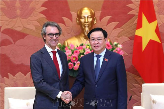 Chủ tịch Quốc hội Vương Đình Huệ tiếp Đại sứ, Trưởng Phái đoàn Liên minh châu Âu và Đại sứ Thuỵ Sĩ tại Việt Nam