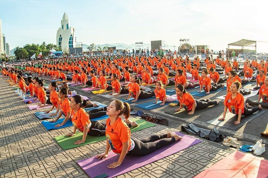 Nha Trang: 1.200 người đồng diễn hưởng ứng Ngày quốc tế Yoga 2023