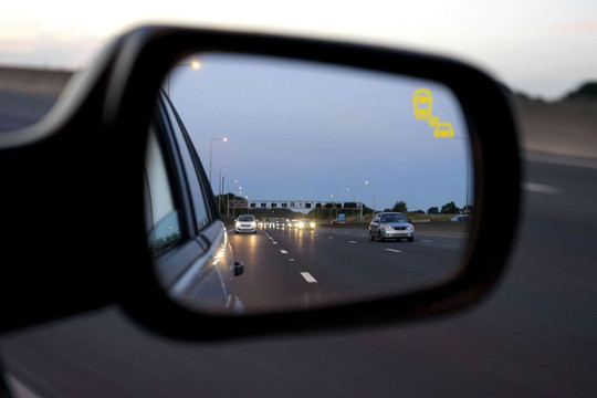 Người dùng ô tô quan tâm nhất tới hệ thống cảnh báo điểm mù