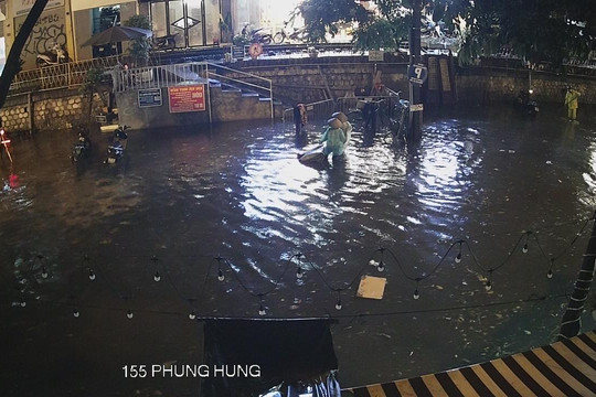 Mưa lớn cuối ngày gây úng ngập nhiều khu vực tại Hà Nội