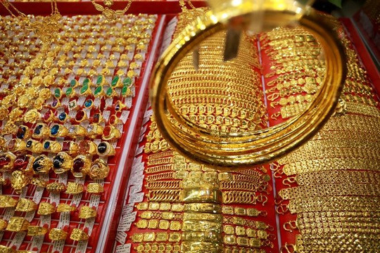 Giá vàng giảm xuống dưới 67 triệu đồng mỗi lượng