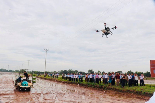 Nông dân Hà Nội trải nghiệm công nghệ 4.0 trên đồng ruộng