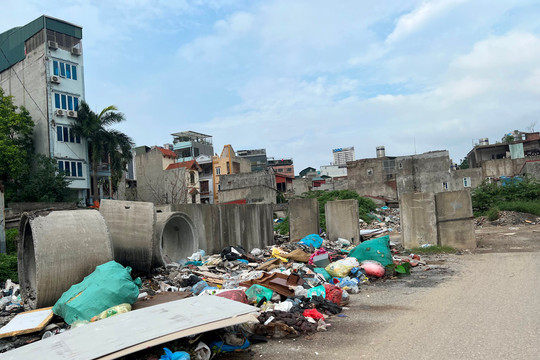 Những bãi rác lộ thiên ở dự án nối với ngã tư Lê Đức Thọ và phố Trần Hữu Dực