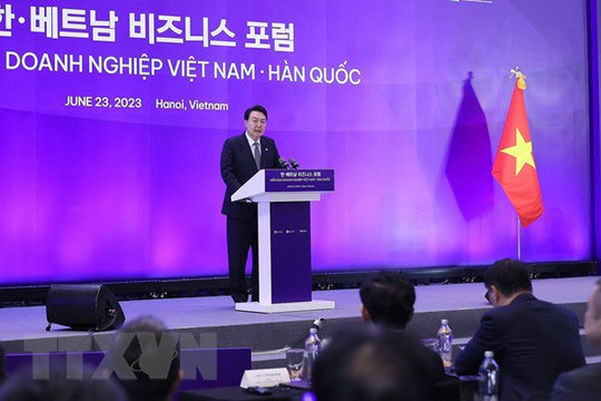 Tổng thống Hàn Quốc thăm Trung tâm nghiên cứu và phát triển của Samsung Electronics tại Hà Nội