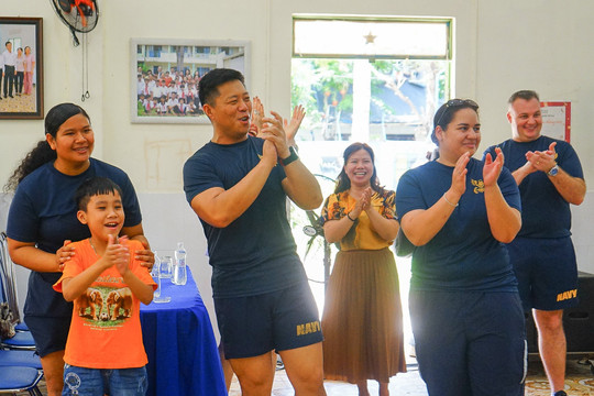 Thủy thủ Mỹ ca hát, chơi bóng đá cùng trẻ em Đà Nẵng