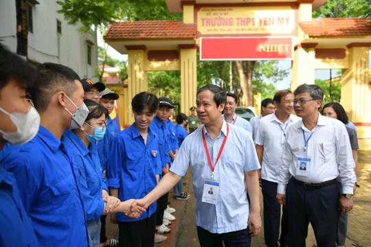 Bộ trưởng Bộ GD-ĐT Nguyễn Kim Sơn động viên thí sinh thi tốt nghiệp THPT