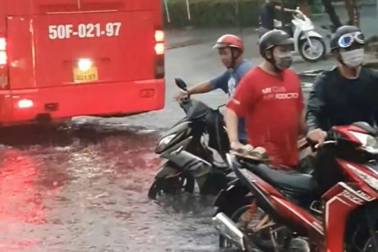 Mưa lớn gây ngập một số tuyến đường tại thành phố Hồ Chí Minh