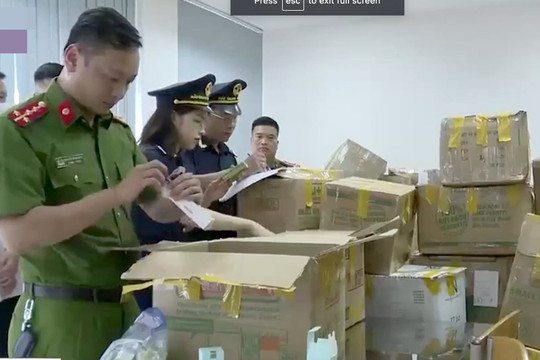 Bắt quả tang giám đốc công ty chuyển phát đánh tráo hàng hóa tại sân bay Nội Bài