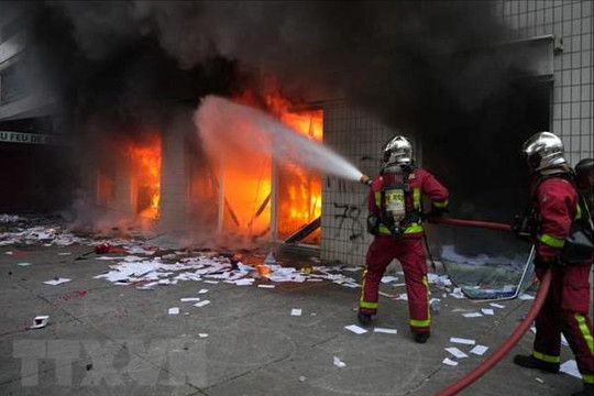 Bạo loạn kéo dài, Pháp cân nhắc việc ban bố tình trạng khẩn cấp