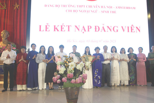 Thêm 2 học sinh Trường THPT chuyên Hà Nội - Amsterdam được kết nạp Đảng