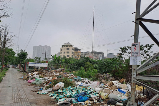 Còn tình trạng đổ trộm rác thải tại Đại lộ Chu Văn An