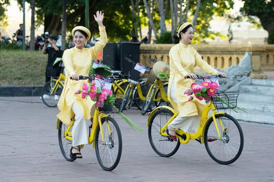 Huế thêm đẹp với hàng trăm người mặc áo dài đạp xe