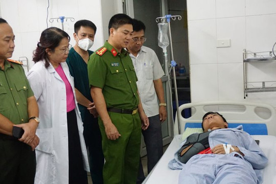 Thăm hỏi chiến sĩ bị thương trong vụ chữa cháy tại ngõ Thổ Quan