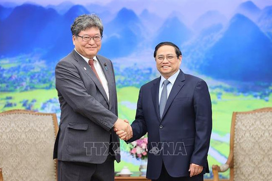 Thủ tướng Phạm Minh Chính tiếp Trưởng ban Nghiên cứu chính sách của Đảng Dân chủ Tự do Nhật Bản