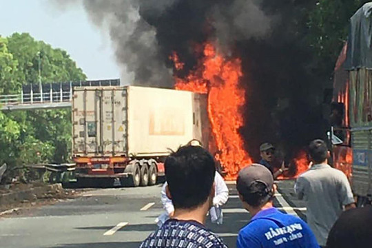 Xe container bốc cháy ngùn ngụt trên cao tốc Pháp Vân