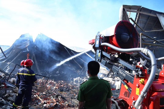 Bình Dương: 140 chiến sĩ dập tắt đám cháy nhà xưởng rộng 1.500m2