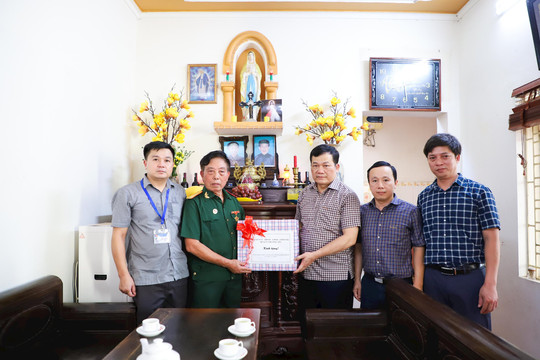 Lãnh đạo huyện Thường Tín thăm, tặng quà dịp 27-7