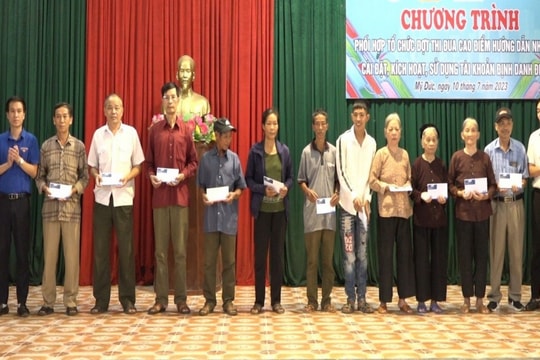 Thanh niên Mỹ Đức tặng sim chính chủ để người dân cài đặt VNeID