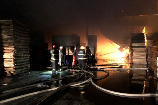Cháy lớn tại xưởng gỗ từng 2 lần bị xử phạt về phòng cháy, chữa cháy
