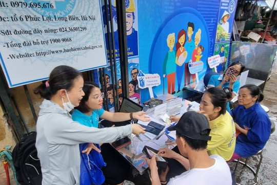 Long Biên: Người dân đi chợ vẫn có thể tìm hiểu về BHXH, BHYT