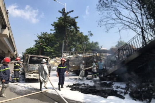 Nhiều ô tô, xe máy hư hỏng trong đám cháy phế liệu dưới chân cầu vượt đường Trịnh Văn Bô