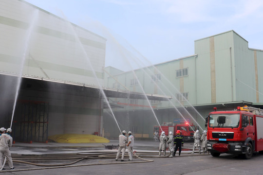 Quốc Oai huy động 200 người tham gia diễn tập chữa cháy tại Công ty cổ phần Tập đoàn Sunhouse