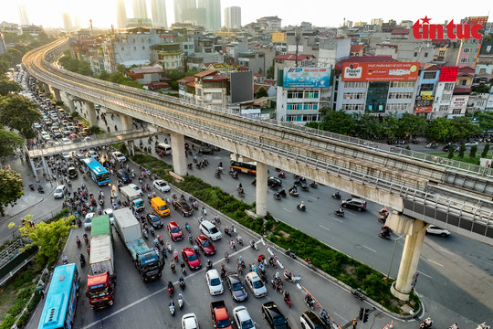 Hà Nội: Cảnh sát giao thông chật vật phân luồng tại nút giao Mai Dịch