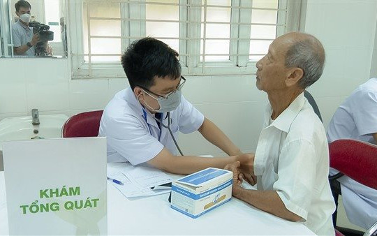 250 cựu thanh niên xung phong huyện Gia Lâm được khám bệnh, cấp thuốc và tặng quà