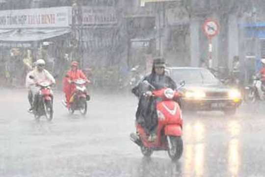 Ảnh hưởng bão Talim, Hà Nội mưa rất to, gió mạnh