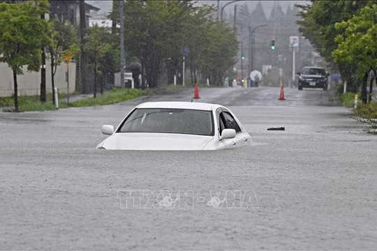 Lượng mưa kỷ lục ở Đông Bắc Nhật Bản, một người tử vong trong ô tô ngập nước