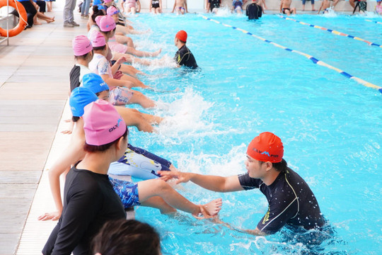 Dạy bơi miễn phí cho 130 trẻ em có hoàn cảnh khó khăn