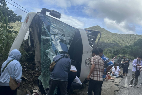Thủ tướng yêu cầu khắc phục hậu quả tai nạn nghiêm trọng ở Khánh Hòa