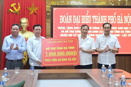 Hà Nội tặng quà, hỗ trợ 4 tỉnh miền Trung hơn 30 tỷ đồng