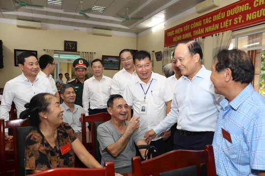 Đồng chí Nguyễn Ngọc Tuấn thăm, tặng quà người có công tại thị xã Sơn Tây
