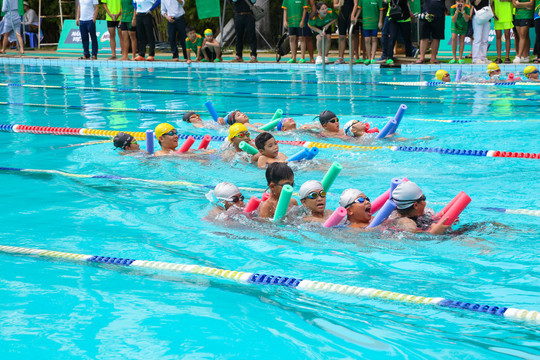 Hơn 500 vận động viên thi bơi cứu đuối dành cho thanh thiếu nhi, học sinh