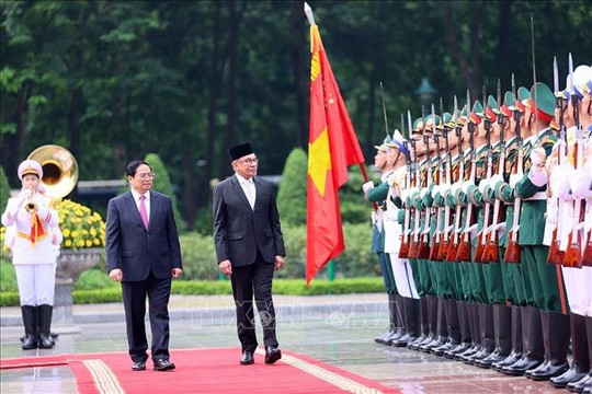 Thủ tướng Phạm Minh Chính chủ trì lễ đón Thủ tướng Malaysia thăm chính thức Việt Nam