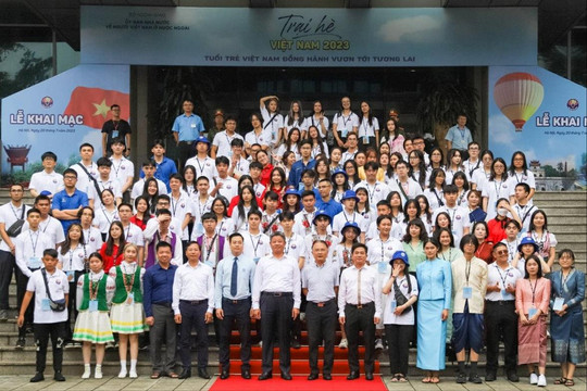 Vòng tay kết nối nhiều thế hệ thanh niên Việt Nam toàn cầu