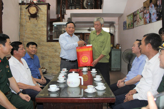 Phó Bí thư Thành ủy Nguyễn Văn Phong thăm, tặng quà thương binh nhân ngày 27-7