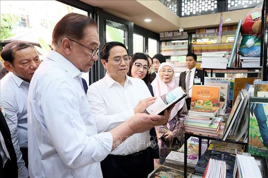 Thủ tướng Phạm Minh Chính và Thủ tướng Malaysia cùng thăm phố sách và thưởng thức cà phê Việt Nam