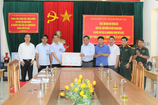 Phó Bí thư Thành ủy Nguyễn Văn Phong thăm, tặng quà nạn nhân chất độc da cam