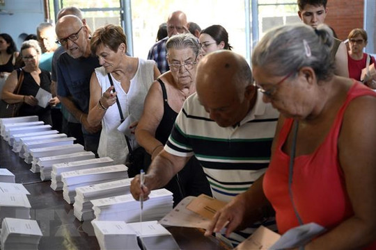 Tây Ban Nha: Cử tri đi bỏ phiếu trong ngày hè nóng bức
