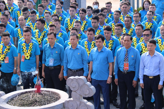 Công đoàn Việt Nam cùng 164 lao động tiêu biểu dâng hương đồng chí Nguyễn Đức Cảnh